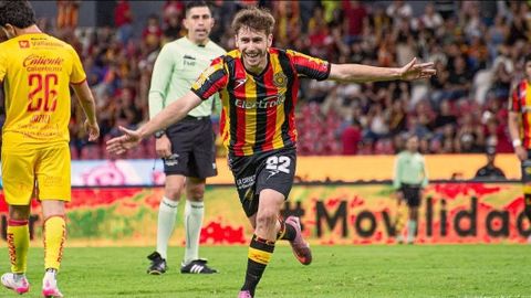 El futbolista moa��s �scar Gil, en un partido con su actual club, el mexicano Leones Negros.