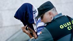 Un guardia civil acompa�a a un miembro de la banda Los Betas detenido en una imagen de archivo.