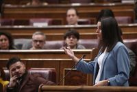 In�s Arrimadas interviene en el Congreso, en una sesi�n del pasado febrero, ante la atenta mirada de Gabriel Rufi�n