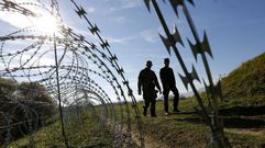 Eslovenia levanta verjas con espino en su frontera con Croacia