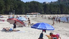La playa de A Magdalena llena de ba�istas, en una imagen de archivo