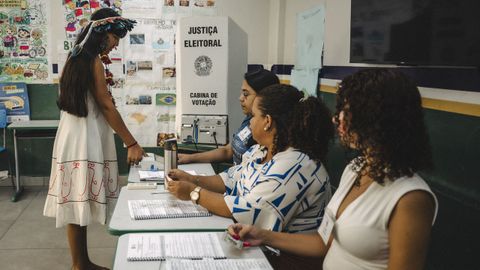 Una joven emite su voto, en la localidad de Manaos, para las elecciones generales con las que Brasil elige presidente. 