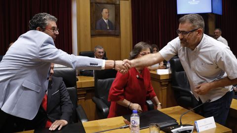 lvaro Vila y Bernardo Varela, portavoces de PSOE y BNG respectivamente, se dan la mano