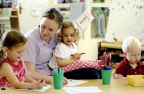 <span lang= es-es >�El amor nunca falla�</span>. Este es el lema de Norland College, el centro que desde 1892 forma a ni�eras que han cuidado de reyes, nobles y millonarios. Tres a�os de formaci�n para aprender desde salud a protocolo, pasando por c�mo potenciar el arte y las matem�ticas en los ni�os peque�os.