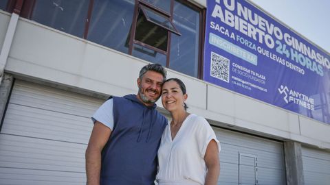Los mexicanos Paola C�rdenas y Manuel Zurutuza posan junto a su gimnasio Anytime, en O Pereiro de Aguiar.