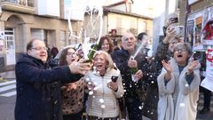 Empleados de una administraci�n de La Ba�eza celebran el Gordo de la loter�a de Navidad.