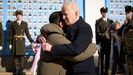 Volod�mir Zelenski y Joe Biden se abrazan durante su visita, este lunes, al memorial a los soldados ucranianos ca�dos en Kiev