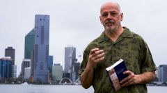 Valent�n Carrera a orillas del r�o Swam con Perth al fondo.