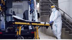 Un t�cnico en emergencias sanitarias (TES) durante un servicio en el Hospital Montecelo de Pontevedra