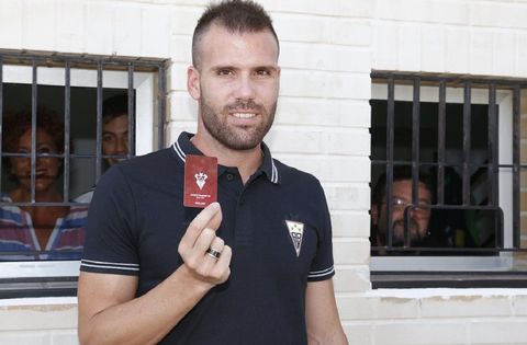 Ortu�o posa con el carnet de abonado del Albacete tras su fichaje