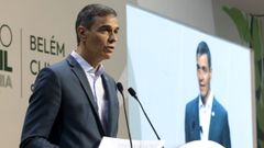 El presidente del Gobierno de Espaa, Pedro Snchez, habla durante la cumbre de lderes de la COP30 este viernes, en el Centro de Convenciones Hangar en Belm (Brasil)