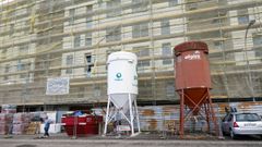 Fachada del edificio que Promociones Inmobiliarias Julio Rey est&aacute; finalizando en el barrio vilagarciano de A Escardia.