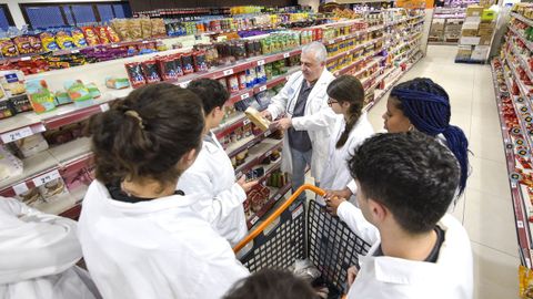 ��Hoy ven�s a comprar?�, la sorpresa de las batas blancas del Carlos Oroza en un supermercado de Pontevedra
