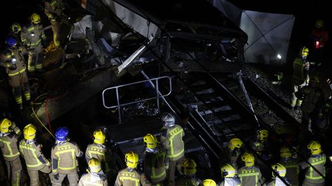 Servicios de emergencia en el lugar del accidente en Gelida (Barcelona)