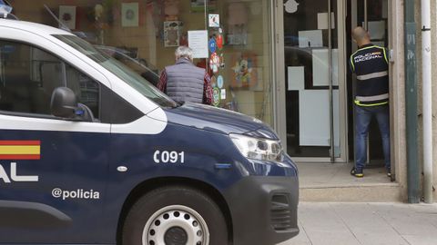La Polica Nacional, en un establecimiento de Ribeira que sufri un robo durante el apagn de abril.