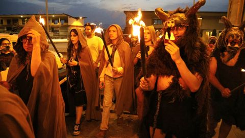 La asociaci�n vecinal del Casco Vello volvi� a organizar anoche la� procesi�n bruja para amenizar la noche m�s corta del a�o