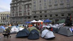 la acampada por la vivienda que se estableci� anoche, viernes, en la plaza de La Escandalera, en Oviedo
