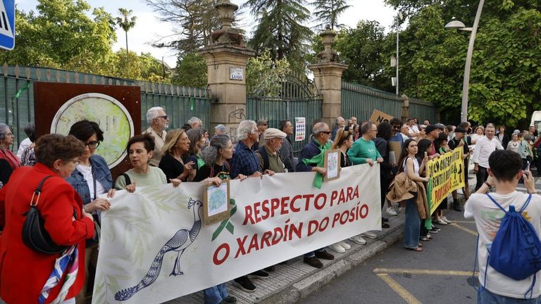 La asociacin Amigas das rbores convoc a los ourensanos para formar una cadena humana que abrazase el permetro del jardn de O Poso