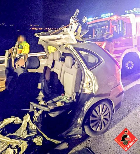 El coche accidentado en el que viajaba el autor del crimen machista.