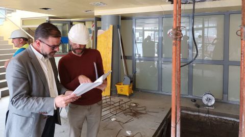 Visita realizada a las obras del polideportivo de Esteiro el pasado mes de junio.