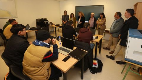 Alumnos y docentes de la segunda promocin del ciclo medio de FP dual de navegacin y pesca de litoral recibieron el 24 de octubre a autoridades y dirigentes del sector de Celeiro