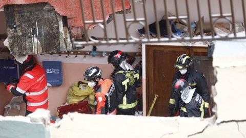 Los bomberos trabajan en el derrumbe de la terraza del colegio San Vicente de Paul de Gijn