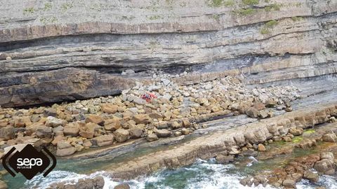 El Grupo de Rescate de Bomberos del Servicio de Emergencias del Principado de Asturias rescata el cuerpo sin vida de un parapentista en  playa Espa�a, Villaviciosa