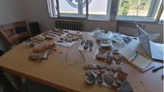 Una parte de los fragmentos de cer�mica encontrados en la necr�polis medieval de Cereixa durante el proceso de estudio y catalogaci�n de los materiales arqueol�gicos, en el local social de la parroquia 