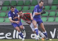 Dos futbolistas del Choco se anticipan a uno del Vilalb�s en un lance de la primera parte. 