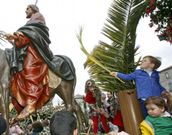 La Praza da Ferrer�a, en Pontevedra, acogi� la tradicional bendici�n de ramos y palmas. Los presentes salieron despu�s en procesi�n. 