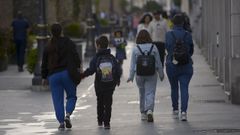 Una familia camina en el primer d�a de vuelta al cole del 2025 de Lugo.