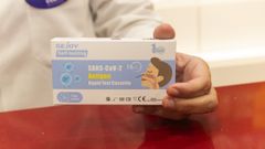 Una farmac�utica de carballo sostiene un test de ant�genos