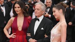 Michael Douglas en el festival de Cannes de 2023 junto a su mujer, Catherine Zeta-Jones y su hija Carys Zeta Douglas