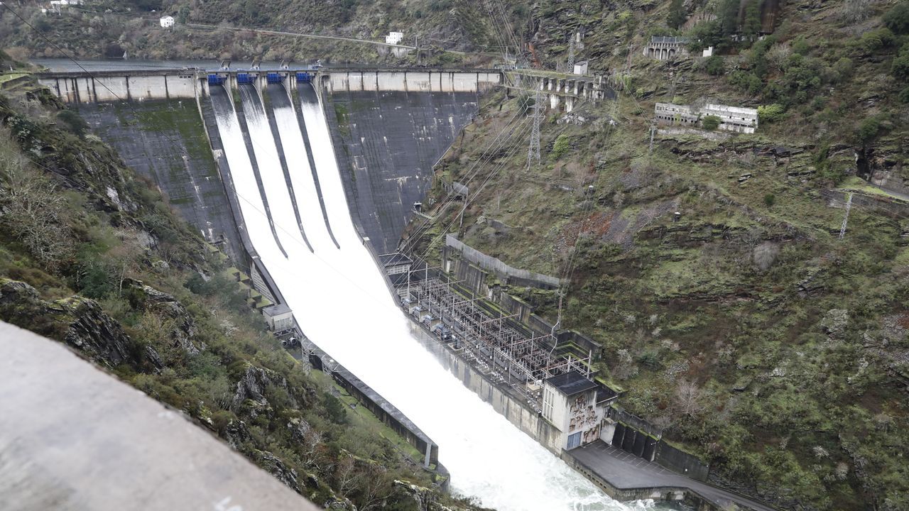 70 años de una obra titánica: el embalse de Salime, que cubrió de agua 15 pueblos y cuatro cementerios