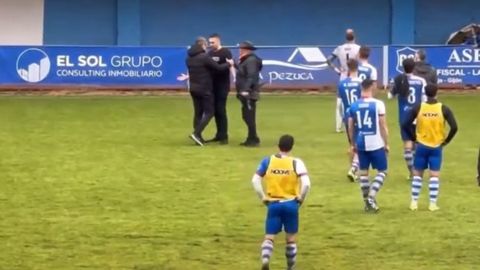 Un ultra del Real Avil�s Industrial baja al terreno de juego a pedir explicaciones a los jugadores y al entrenador, Manolo S�nchez Murias