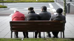 Un grupo de mayores sentados en un banco en A Corua