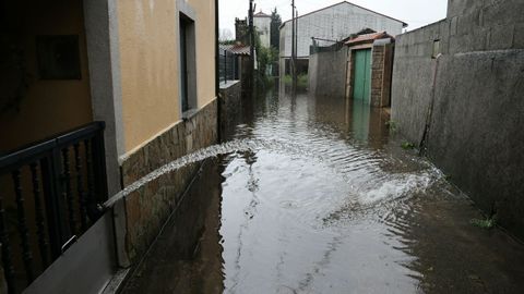 Casas anegadas en Pazos, tras el desbordamiento del ro Sar 