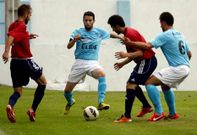 Fran y �scar Rivas pugnan con dos rivales en la visita del Atl�tico Riveira a Cantarrana.