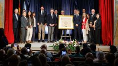 El presidente de la Xunta y el alcalde de Ortigueira, junto a uno de los documentos, con el conselleiro de Cultura, la directora xeral de Igualdade, la delegada territorial de la Xunta, concejales de todos los grupos municipales, el exalcalde Rafael Gir�n (izquierda) y el cronista oficial de Ortigueira (segundo por la derecha)