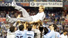 El jugador, manteado por sus compa�eros al final de la temporada 2005/2006