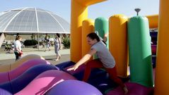 Una ni�a juega en uno de los hinchables instalados por las fiestas de Eir�s