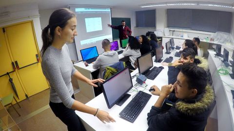 Clase de Química en el CIPF Manuel Antonio de Vigo con ayuda de una auxiliar de conversación en inglés.
