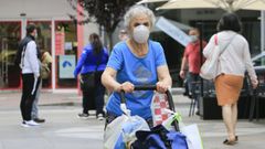 Una mujer de compras en el barrio de A Milagrosa, uno de los m�s populosos de Lugo y que est� sometido a restricciones por la transmisi�n del coronavirus