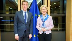 El presidente del PP, Alberto N��ez Feijoo con la presidenta de la Comisi�n Europea, �rsula von der Leyen, en Bruselas