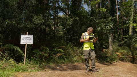 Un tcnico de Seaga tras revisar una finca en el entorno urbano de Noia.