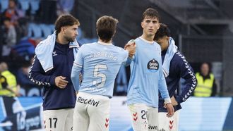 Javi Rodr&iacute;guez y Sergio Carreira se saludan en presencia de Javi Rueda y Hugo &Aacute;lvarez tras el Celta-Betis.