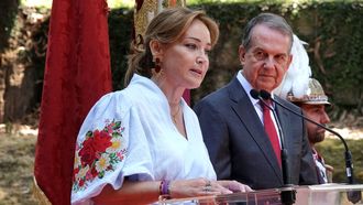 La presidenta del Celta, Mari�n Mouri�o, junto al alcalde de Vigo, Abel Caballero, durante la lectura del preg�n del Cristo de la Victoria este s�bado.