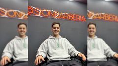 Dami�n Regueira trabaja en la barber�a de moda entre los futbolistas en Galicia