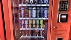 En esta expendedora de Ourense y en otras de distintos puntos de Galicia segu�an ayer a la venta las bebidas vetadas