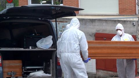 Varios operarios realizan el traslado de cad�veres de la residencia geri�trica  Los Pe�ascales , en Torrelodones (Madrid)